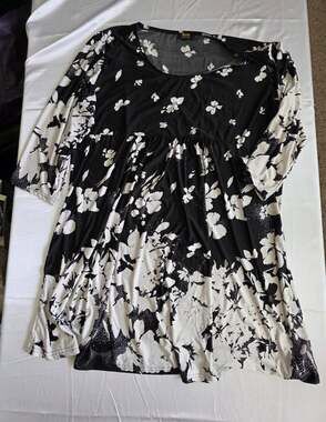 R&B Collection Women's Black and White Floral 3/4 Sleeve Tunic Top 3X
